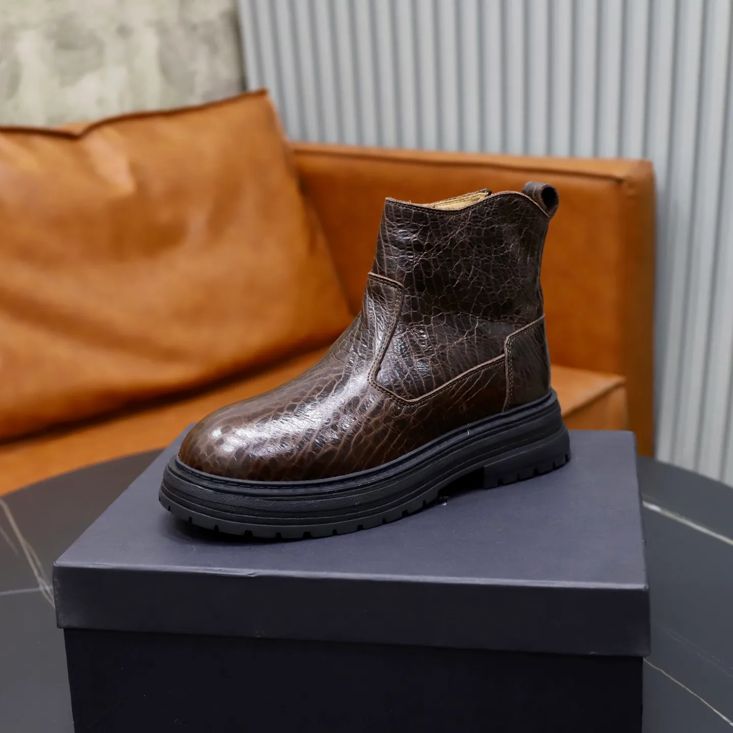Ex-factory price: 680💰Thick wool imported from Australia Brand: UGG genuine purchasing agent Size: 38-44 (customized in 45) Grade: Official website 1:1 Material: First-layer genuine leather waterproof and antifreeze upper Real wool lining Original non-slip Soft wear-resistant outsole Style category: Men's casual shoes Trendy style Comfortable on the feet Color: Official website color synchronization